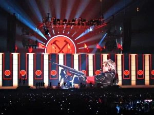 Weitwinkelaufnahme der Bühne bei Roger Waters' The Wall, Leinwand zeigt Roger Waters mit Maschinengewehr