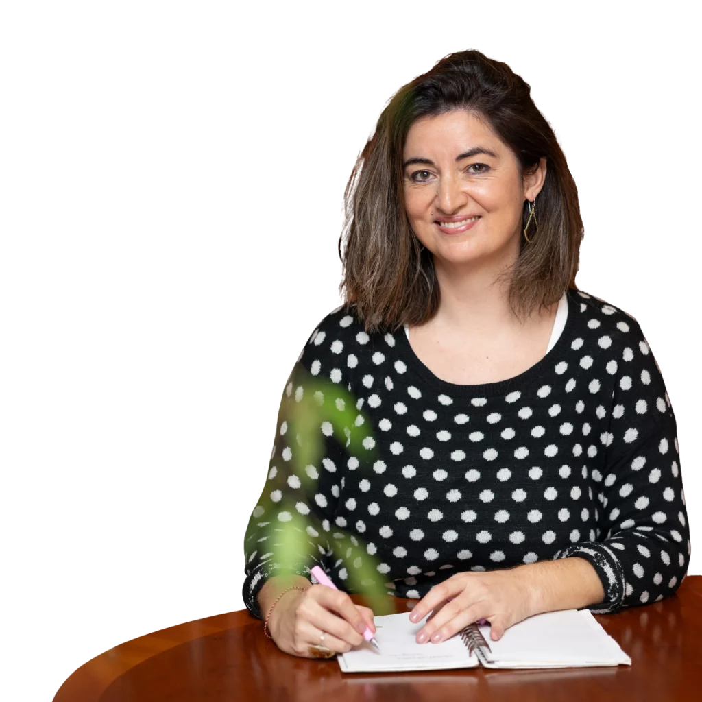 Federführerin Katha Gritsch schreibt im Notizbuch