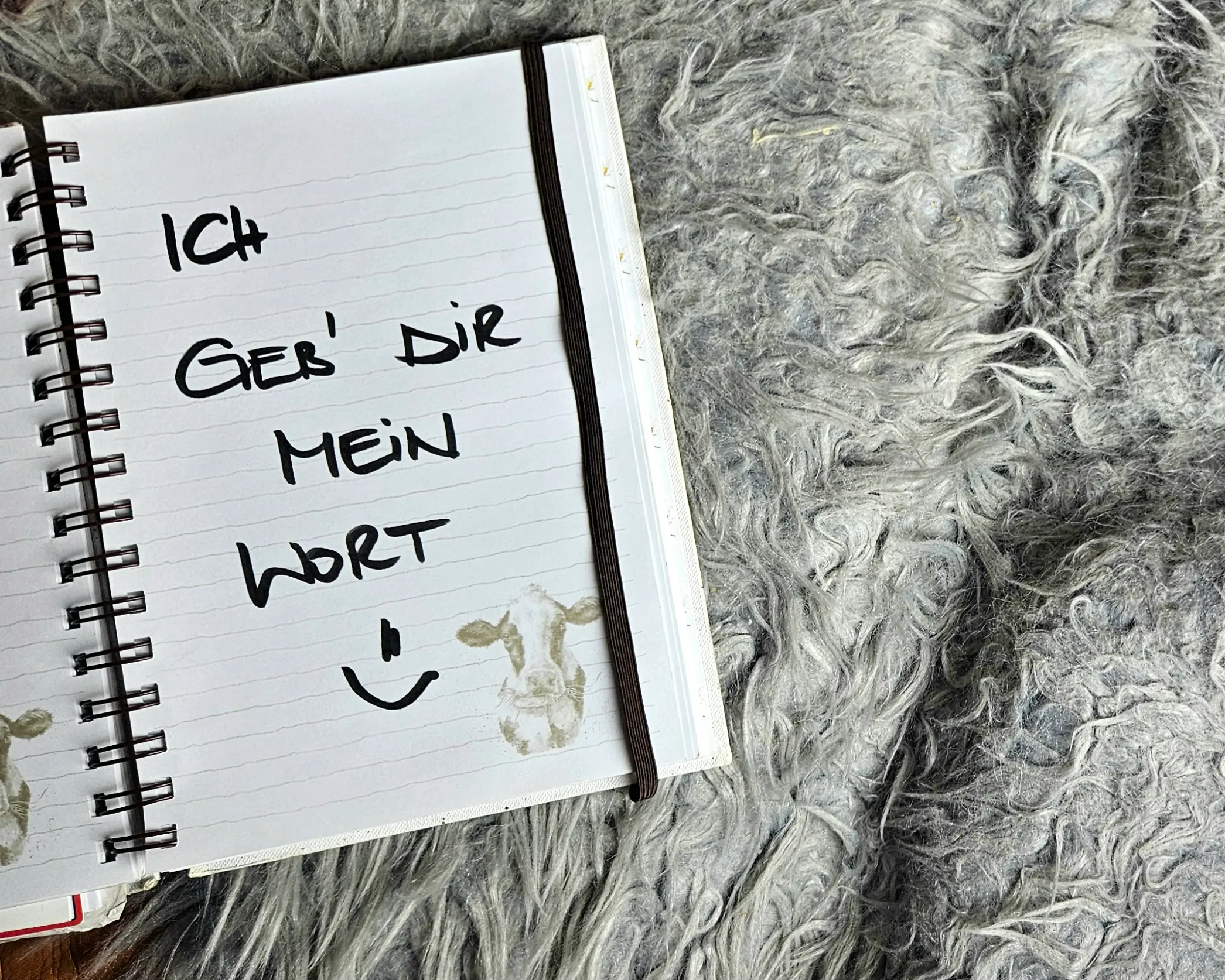 Der Federführerin Slogan "Ich geb' dir mein Wort" steht auf einem Notizbuch
